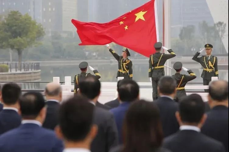 驕傲！淄博榮耀廣場正式啟用，潔林榮耀旗在廣場上空飄揚(圖3)